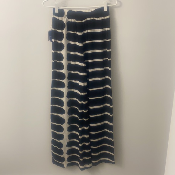 XS. Super soft wide legged pant. Elastic waist. - Picture 4 of 4